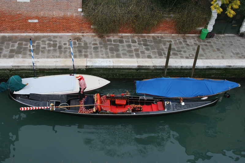 Fichier:Gondolier à Venise.jpg