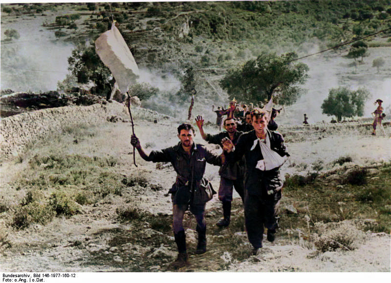 Fichier:Bundesarchiv Bild Italienische Soldaten ergeben sich-colorized.jpg