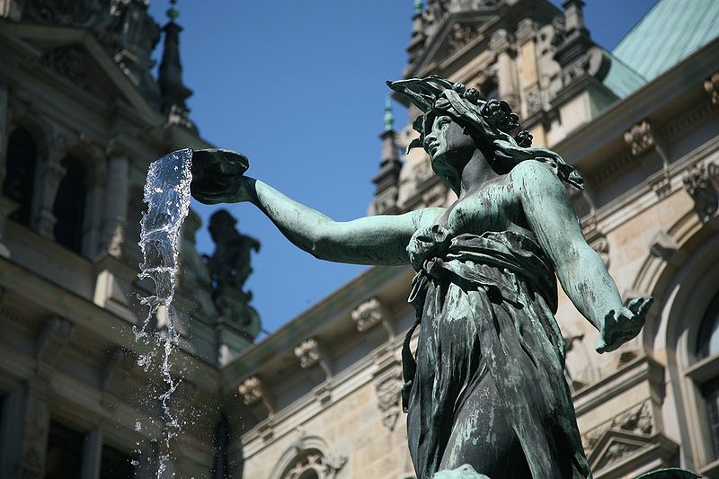 Fichier:Hygie - Fontaine du parvis de l'hôtel de ville de Hambourg.jpg