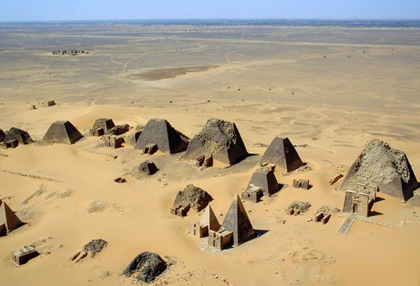 Fichier:Pyramides de Méroé.JPG