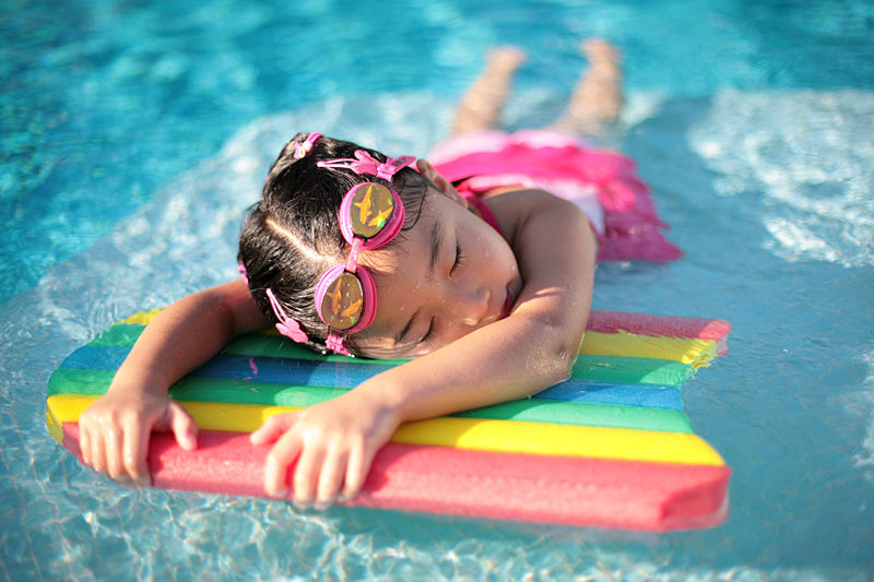 Fichier:Girl with styrofoam swimming board.jpg