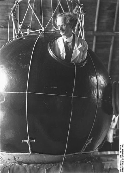 Fichier:Prof. Auguste Piccard - recherches sur les ballons stratosphériques.jpg