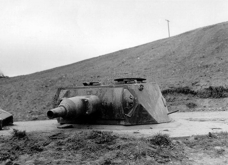 Fichier:German turret at Omaha Beach.jpg