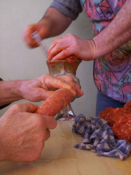 Fichier:Sausage making-H-5-edited2.jpg