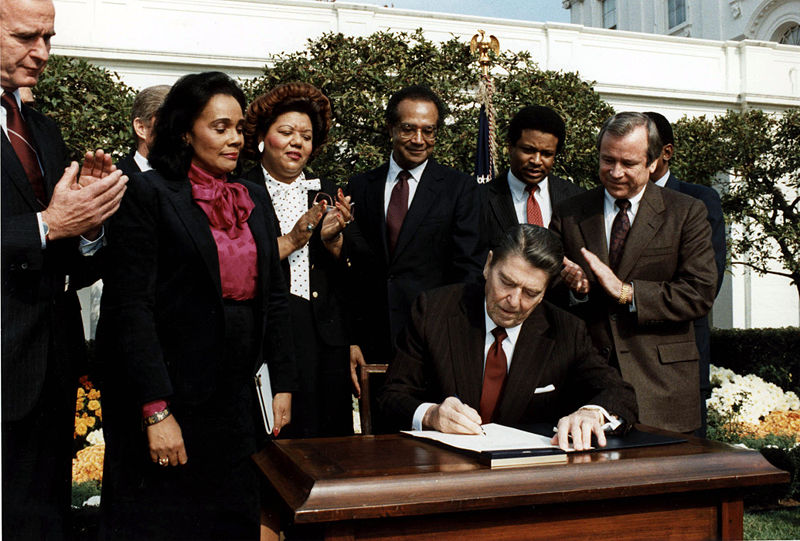 Fichier:Reagan signs Martin Luther King bill.jpg
