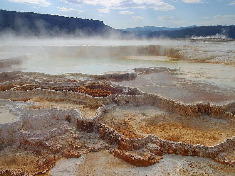 Fichier:Yellowstone - Mammoth hot springs.jpg