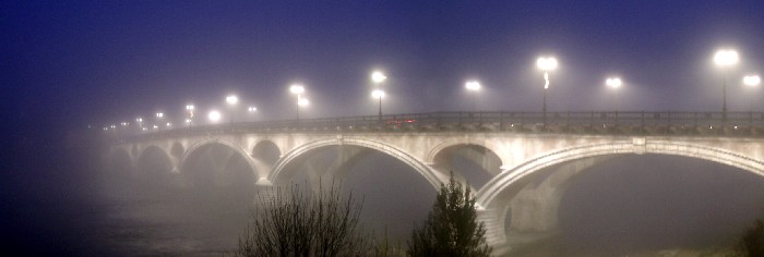 Fichier:France toulouse pont brouillard.jpg