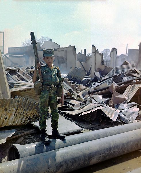 Fichier:Enfant soldat au Vietnam.jpg
