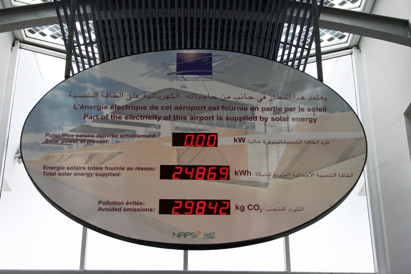 Fichier:Panneau d'information sur l'énergie solaire - aéroport de Casablanca.jpg