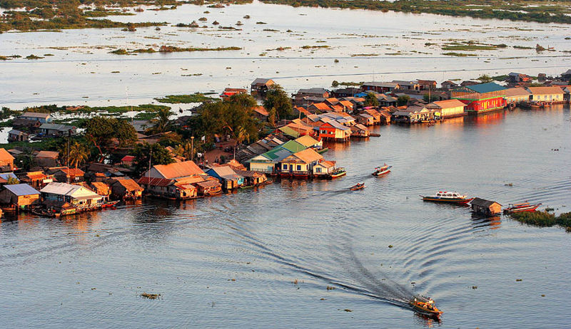 Fichier:Water Dwelling Tonle Sap Cambodia.jpg