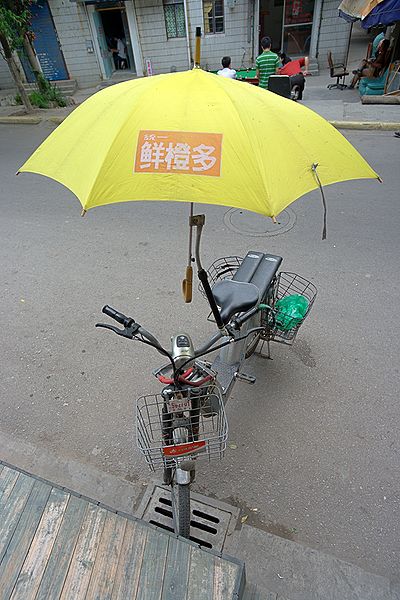 Fichier:A Cycle under umbrella.jpg