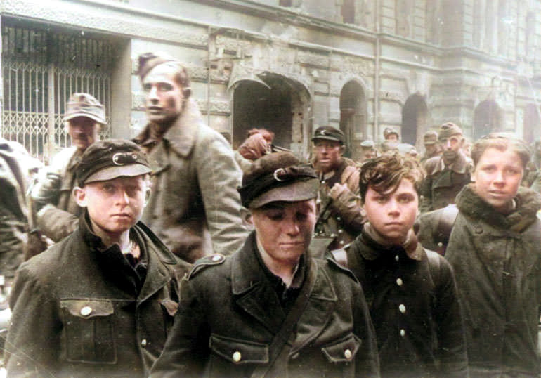 Seconde Guerre mondiale (1939 - 1945) Enfants_soldats_%C3%A0_Berlin_en_1945-colorized