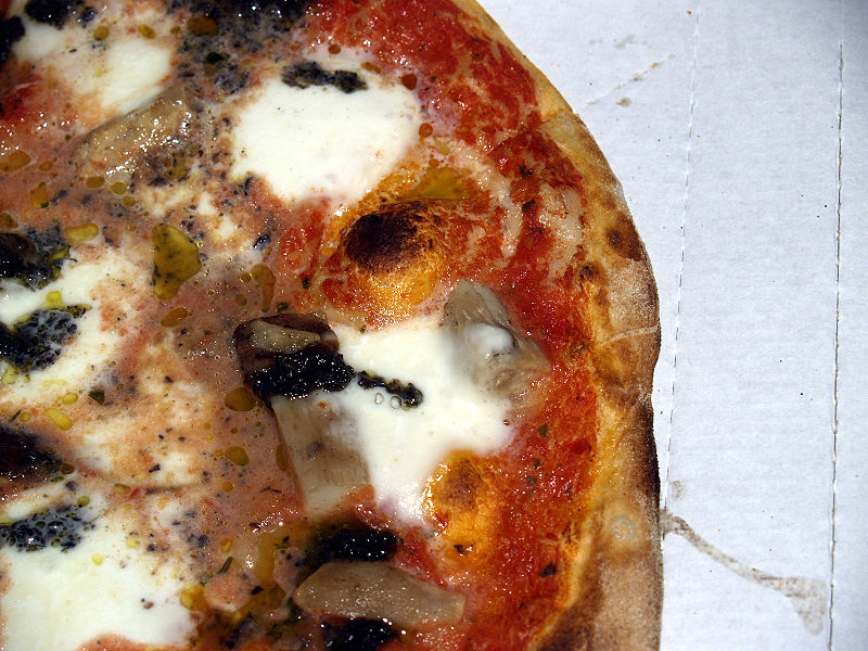 Fichier:Flickr - cyclonebill - Pizza med Karl Johan, mozzarella og trøffel.jpg