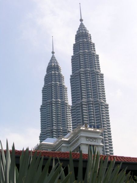 Fichier:Petronas twin towers from side KL.jpg