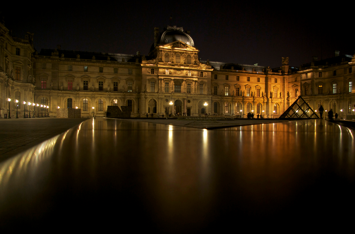 Fichier:Musée du Louvre de nuit.png