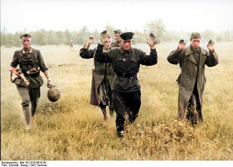 Fichier:Bundesarchiv Bild Russland, Nord, Gefangene Russen-colorized.jpg