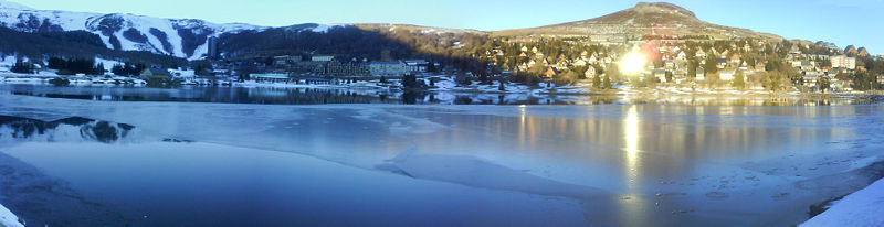 Fichier:2008 fevrier lac des hermines en hiver panorama.jpg