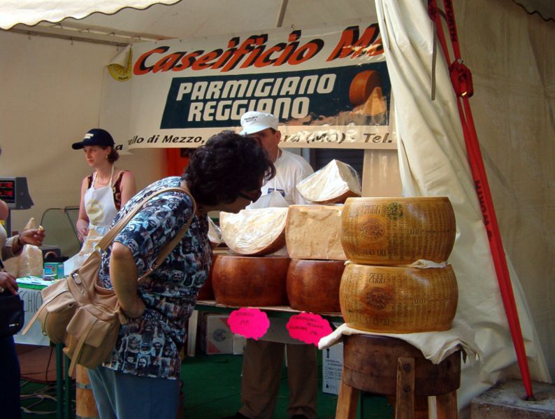 Fichier:Parmigiano reggiano-Modène.jpg