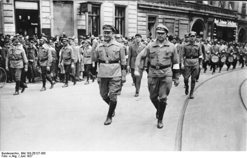 Fichier:Berin 1927, défilé milices communistes.jpg