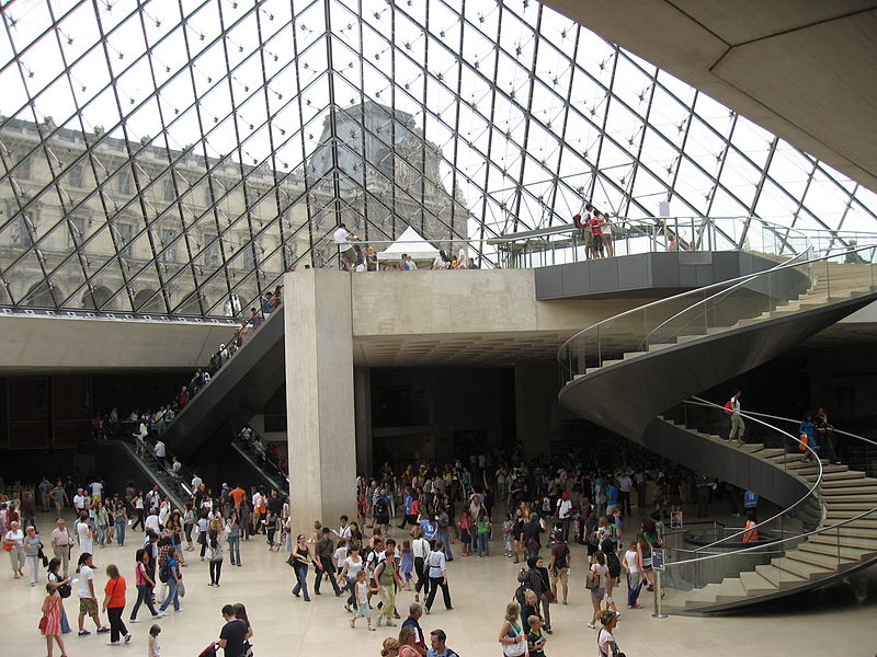 Fichier:Musée du Louvre-entrée par la pyramide.JPG