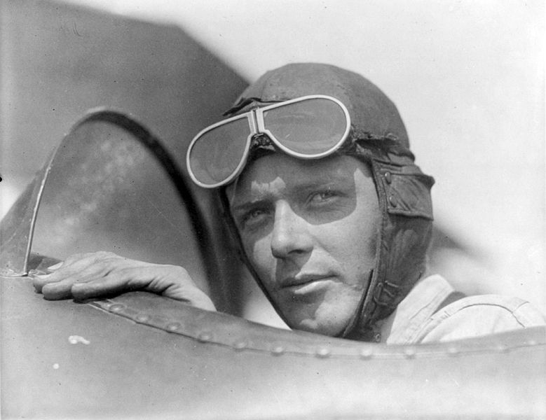 Fichier:Charles Lindbergh, wearing helmet with goggles up.jpg