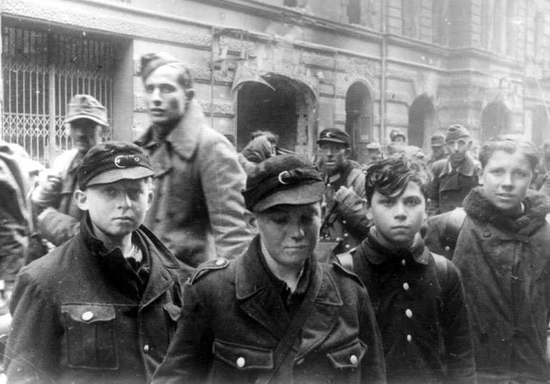 Fichier:Enfants soldats à Berlin en 1945.jpg