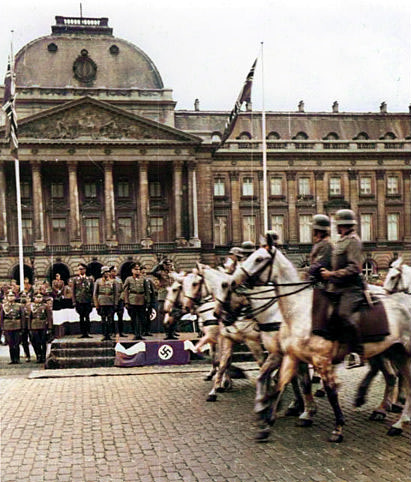 Fichier:Bundesarchiv Bild 146-1975-021-20, Belgien, Brüssel, Parade vor dem Schloss-colorized.jpg