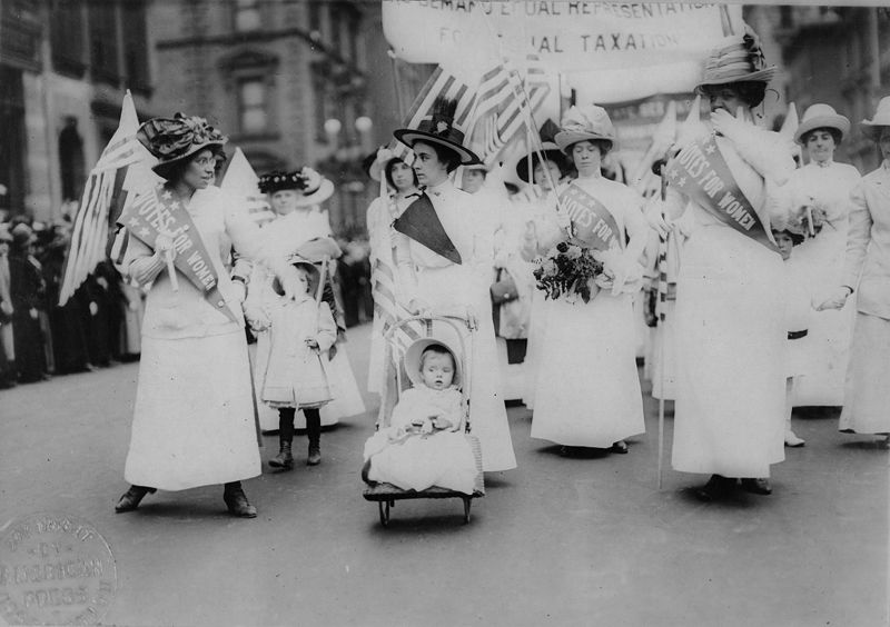 Fichier:Feminist Suffrage Parade in New York City, 1912.jpeg