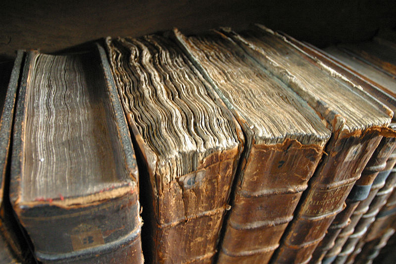 Fichier:Old book bindings.jpg