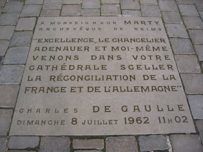 Fichier:Floor tile in front of cathedral, Reims.jpg