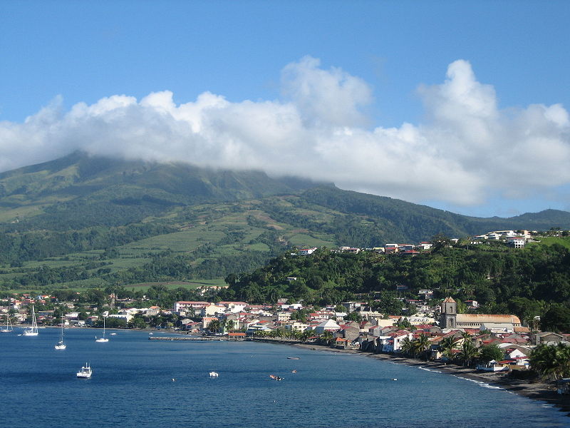 Martinique - 972 Saint-Pierre_%28Martinique%29_avec_Montage_Pel%C3%A9e