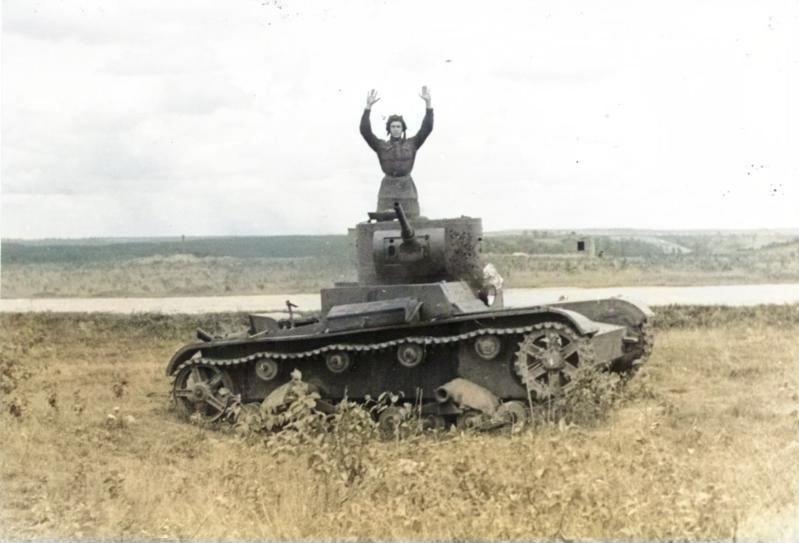 Fichier:Bundesarchiv Bild Russland-Mitte, sowjetischer Soldat in T 26 B-colorized.jpg
