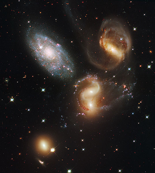 Fichier:Stephan's Quintet Hubble 2009.full.jpg