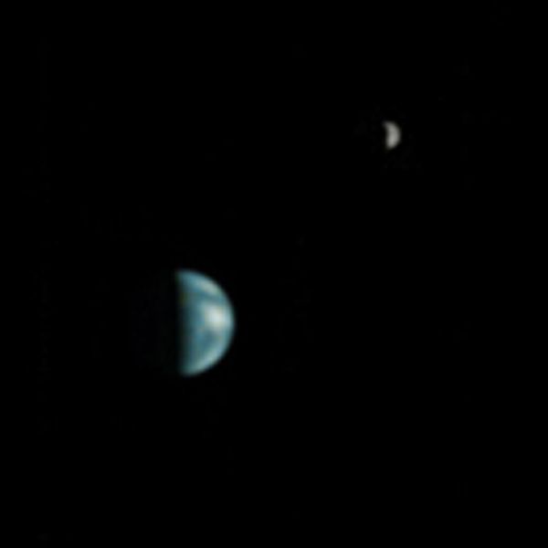 Fichier:Earth and Moon from Mars PIA04531.jpg