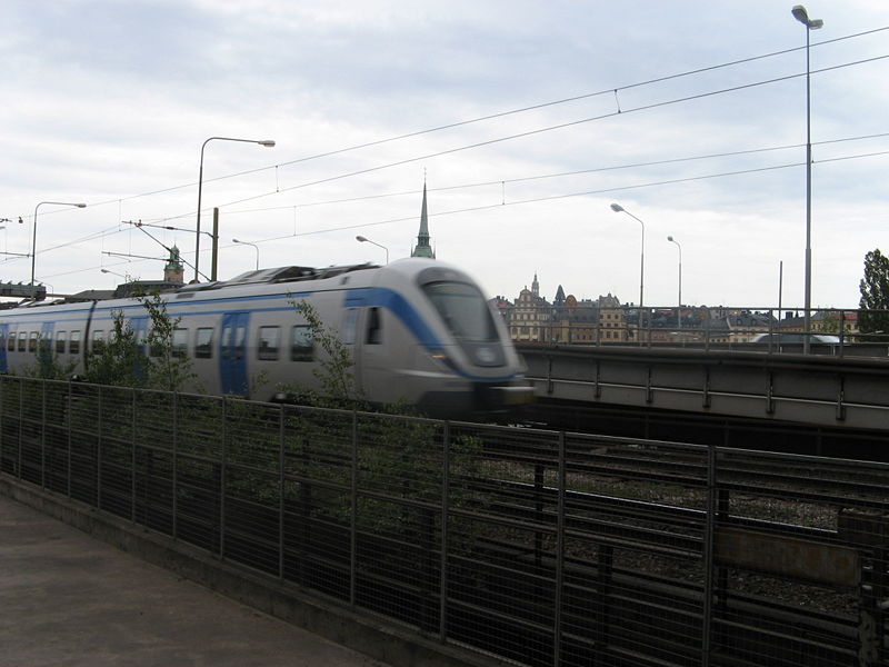 Fichier:Train - Centralbron sud - Stockholm.jpg