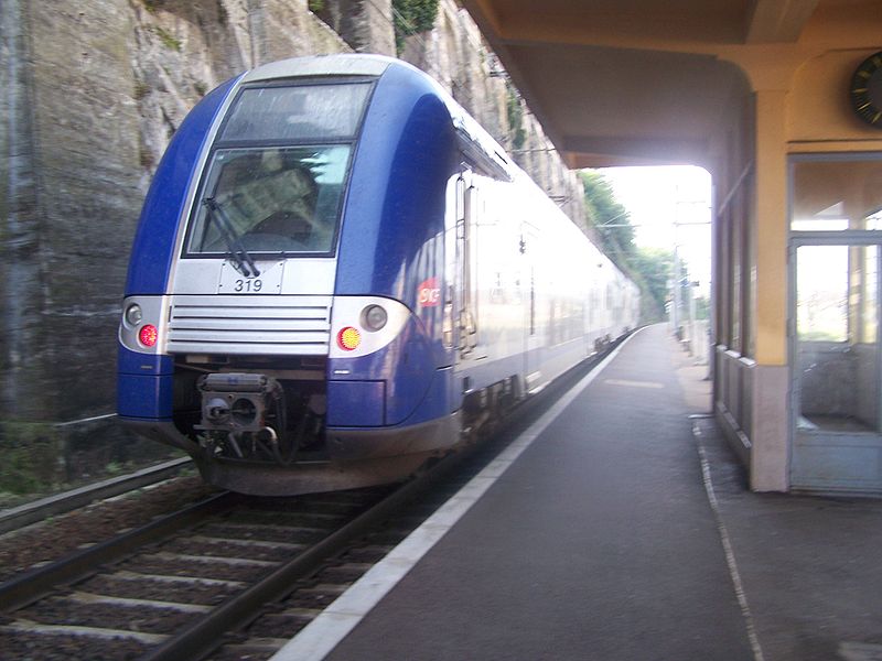 Fichier:TER en gare de Vienne (Isère).JPG