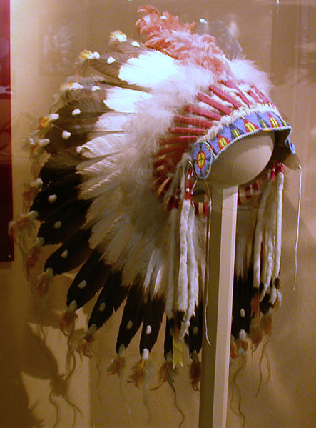 Fichier:Federschmuck - feathered headdress - Sioux.jpg