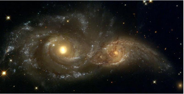 Fichier:Fig. 5 - Collision entre les deux galaxies spirales NGC 2207 (à gauche) et IC 2163 (à droite)..png