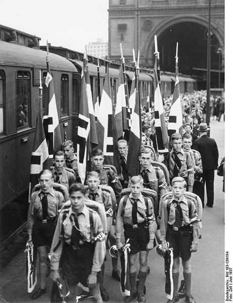 Fichier:Jeunesses hitlériennes partant en camp d'été.jpg