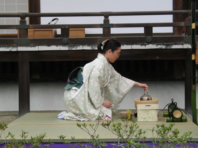Fichier:Tea ceremony performing 2.jpg