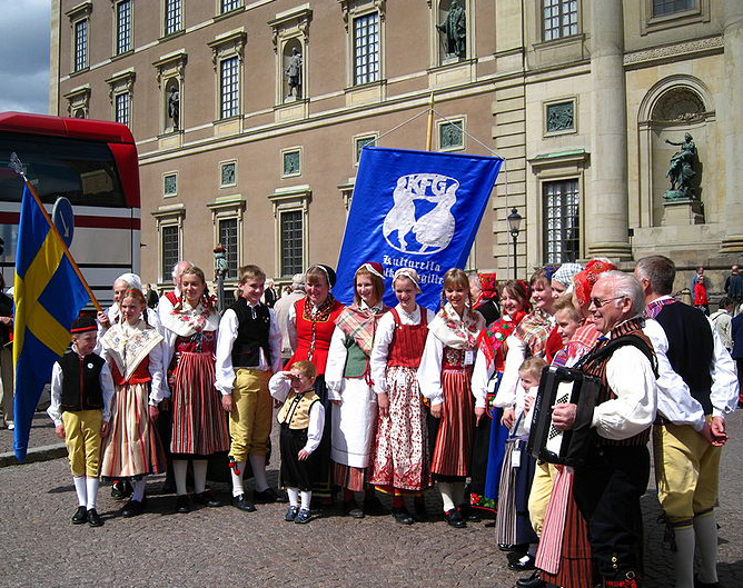 Fichier:Stockholm, groupe en costumes traditionnels devant le Palais royal.jpg
