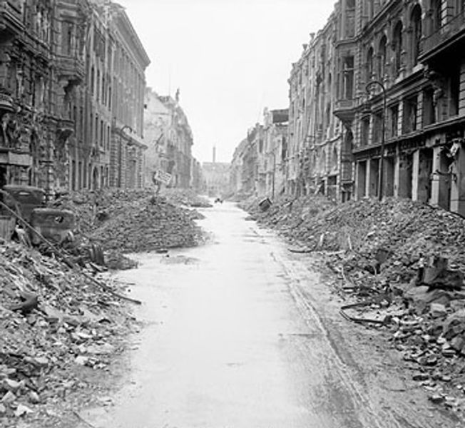 Fichier:Destruction in a Berlin street.jpg