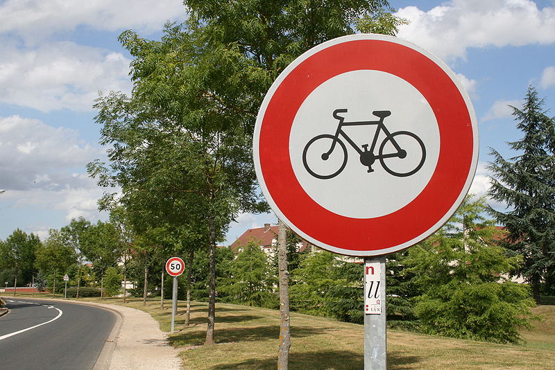 Fichier:Accès interdit aux cyclistes.JPG