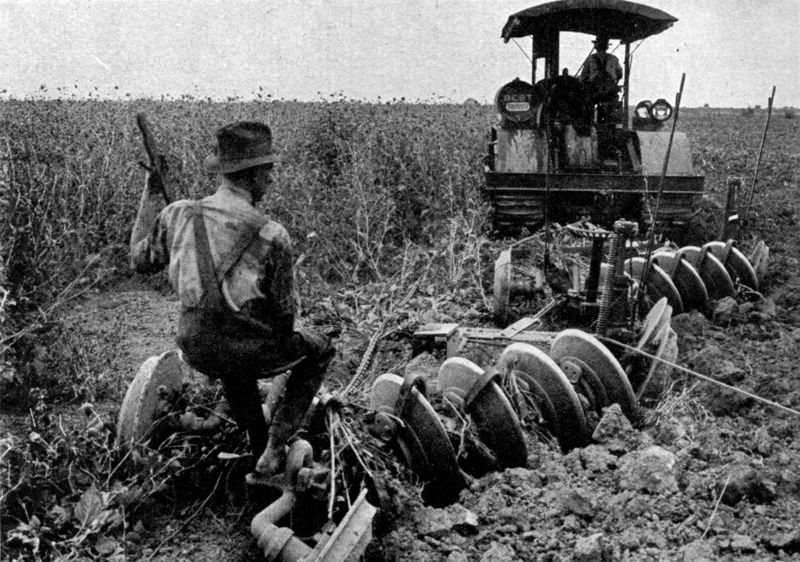 Fichier:Agriculteur américain vers 1925.jpg