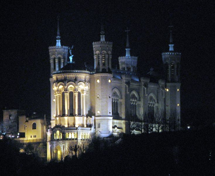 Fichier:Lyon - Basilika Notre-Dame de Fourvière at night.jpg