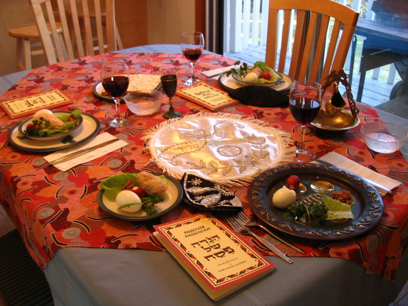 Fichier:A Seder table setting.jpg
