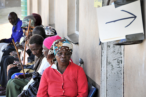 Fichier:Visite médicale - villageois du Swaziland.jpg