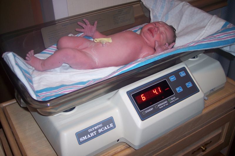 Fichier:Baby being weighed.jpg