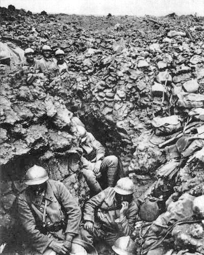 Fichier:Tranchées fançaises-Verdun 1916.jpg