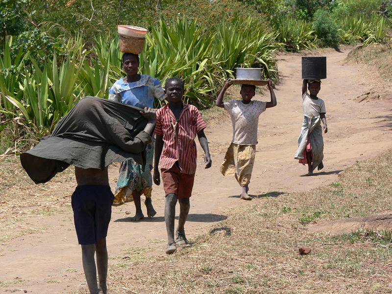 Fichier:Corvée d'eau au Malawi.jpg